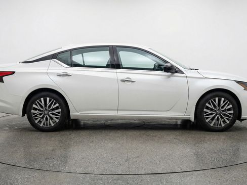 Used 2025 Nissan Altima 2.5 SV image 11