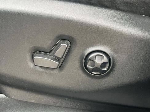 Used 2025 Chrysler Pacifica Limited image 11