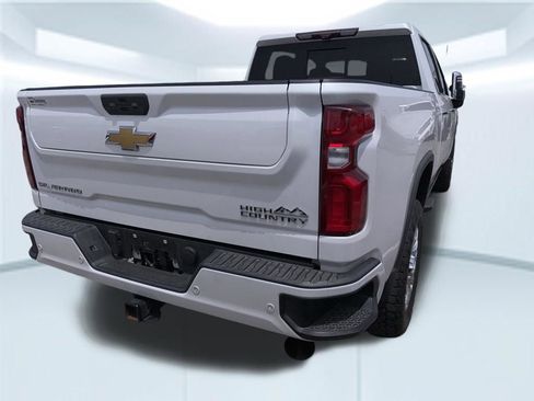 Used 2022 Chevrolet Silverado 2500 High Country w/ Technology Package image 8