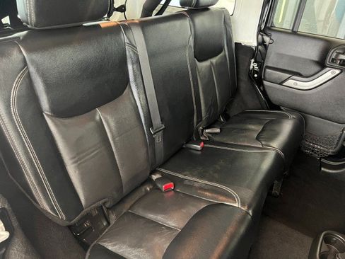 Used 2015 Jeep Wrangler Unlimited Rubicon AWD/4WD image 32