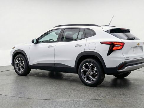 Used 2025 Chevrolet Trax LT FWD image 6