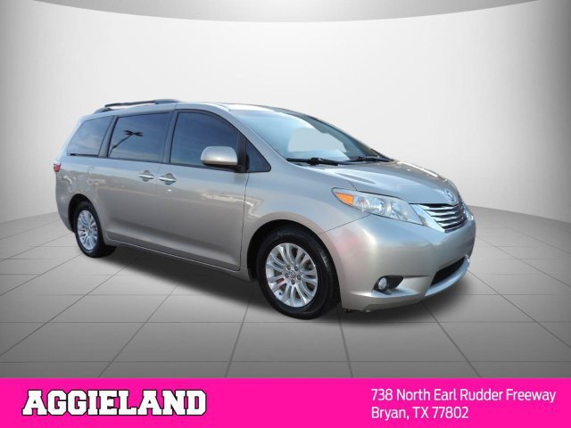 Used 2016 Toyota Sienna XLE w/ XLE Navigation Package FWD image 3
