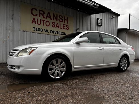 Used 2005 Toyota Avalon XLS image 2