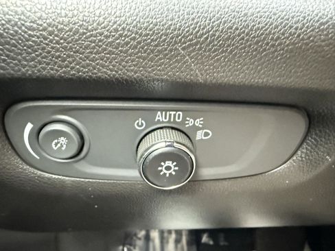 Used 2023 Chevrolet Traverse LT image 13