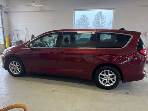 Used 2023 Chrysler Voyager LX image 6