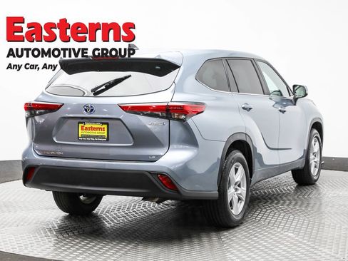 Used 2023 Toyota Highlander LE image 5