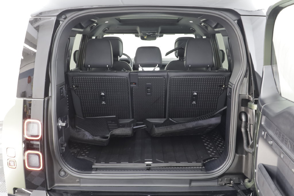 Certified 2026 Land Rover Defender 110 X-Dynamic SE AWD/4WD image 18