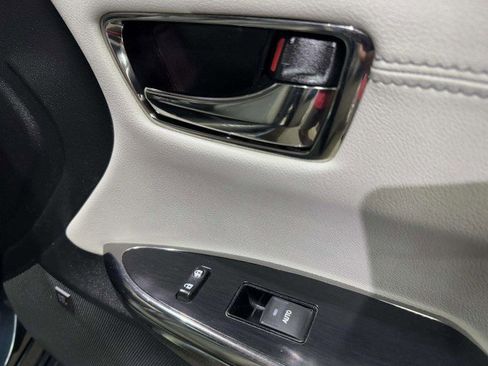 Used 2018 Toyota Avalon Limited image 19