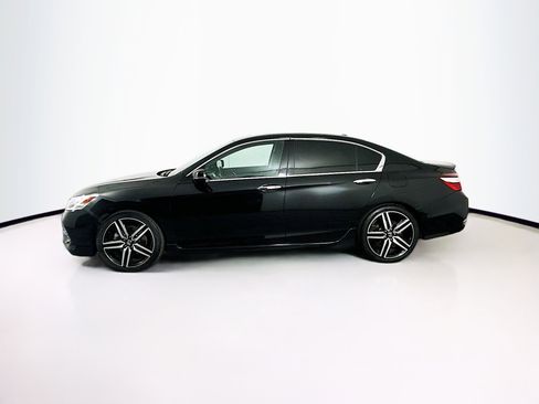 Used 2017 Honda Accord Touring image 4