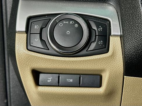 Used 2016 Ford Explorer XLT w/ Equipment Group 202A FWD image 17