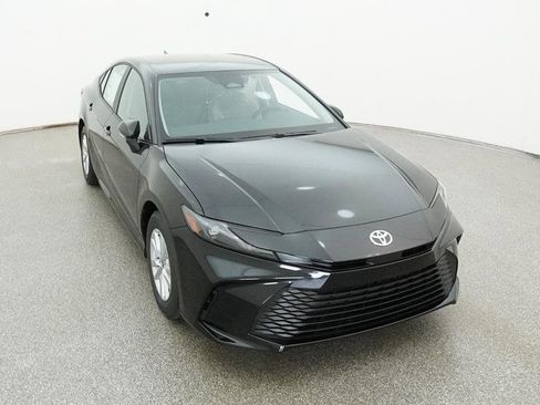 Used 2025 Toyota Camry LE image 32