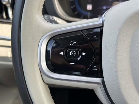 Used 2023 Volvo XC60 B5 Plus w/ Protection Package Premier image 9