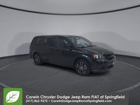 Used 2017 Dodge Grand Caravan SE FWD image 3