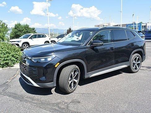 New 2025 Volkswagen Tiguan SE image 3