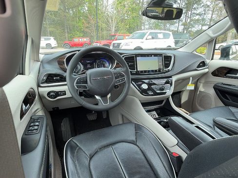 Used 2024 Chrysler Pacifica Limited AWD/4WD image 25