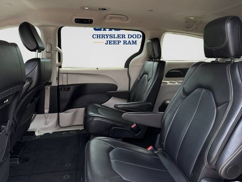 Used 2024 Chrysler Pacifica Touring-L FWD image 9