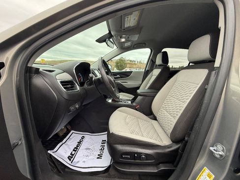 Used 2018 Chevrolet Equinox LT image 2