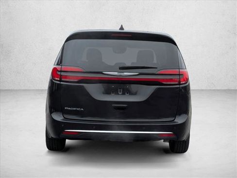 Used 2024 Chrysler Pacifica Touring-L image 8
