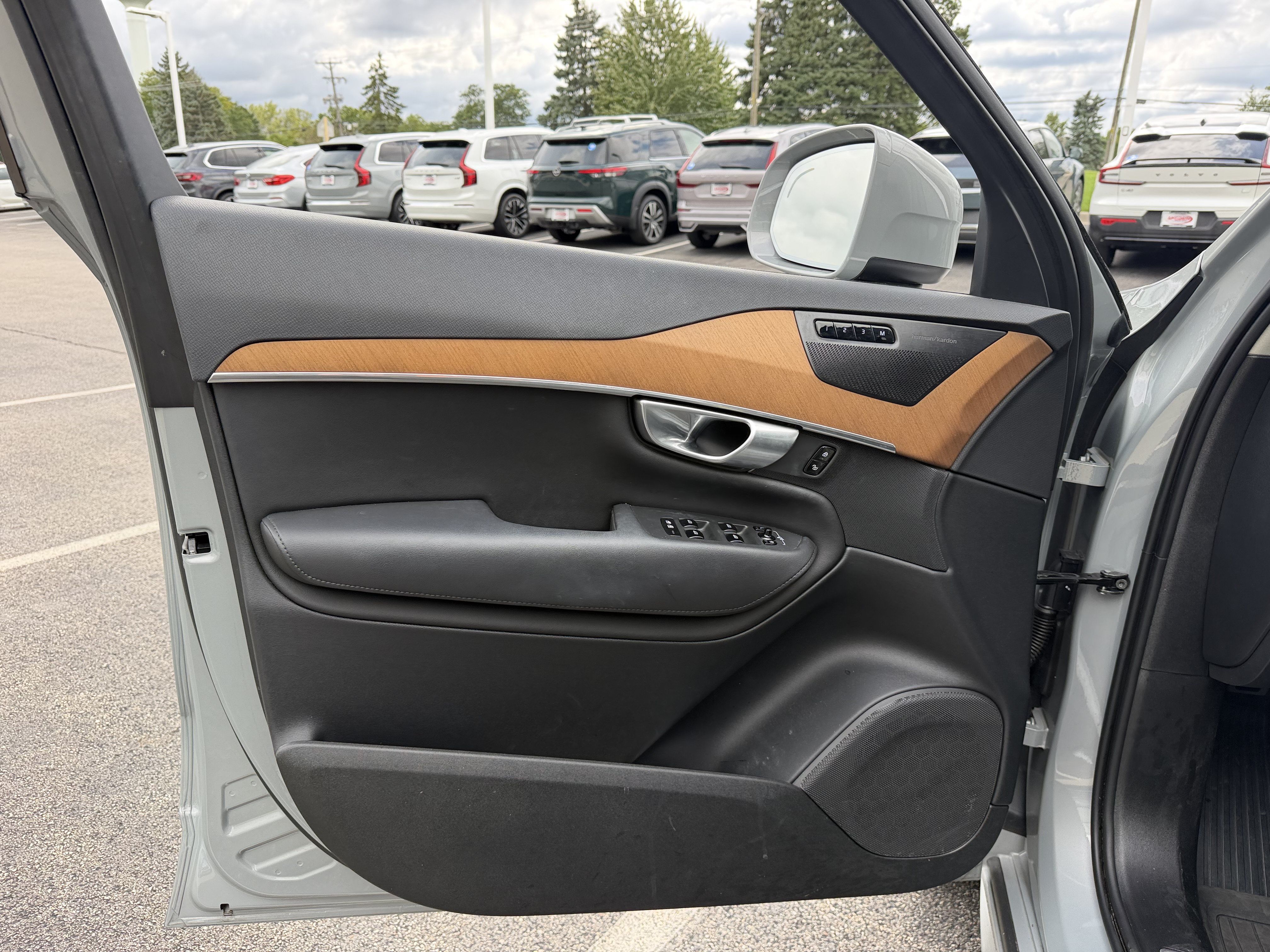 Used 2024 Volvo XC90 T8 Plus w/ Protection Package Premier AWD/4WD image 7
