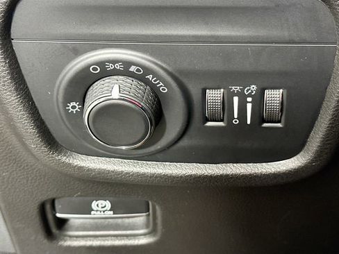 Used 2022 Jeep Grand Cherokee Altitude AWD/4WD image 23