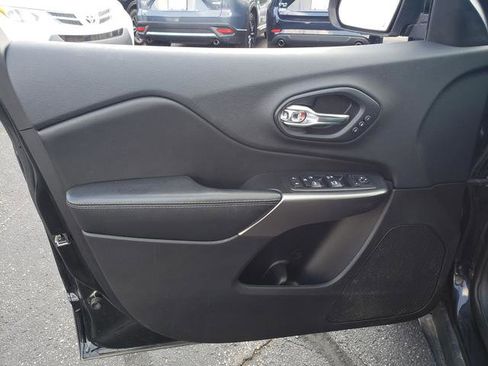 Used 2019 Jeep Cherokee Limited image 11