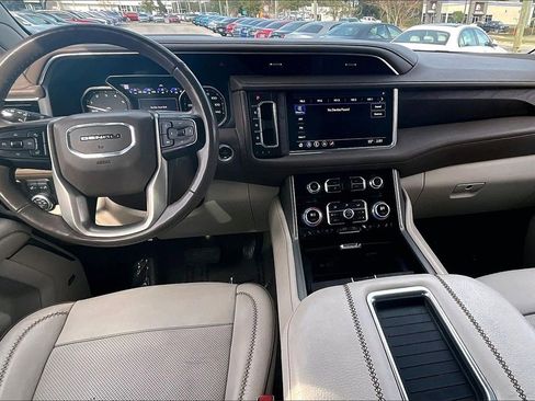Used 2021 GMC Yukon Denali w/ Denali Premium Package image 7