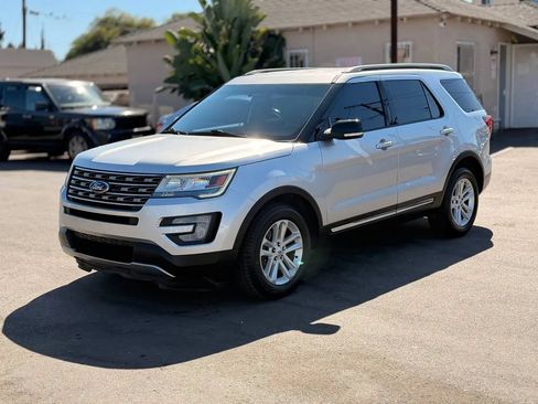 Used 2017 Ford Explorer XLT FWD image 5