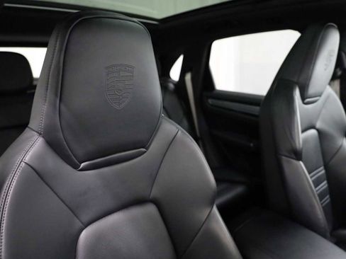 Certified 2023 Porsche Cayenne Platinum Edition image 22