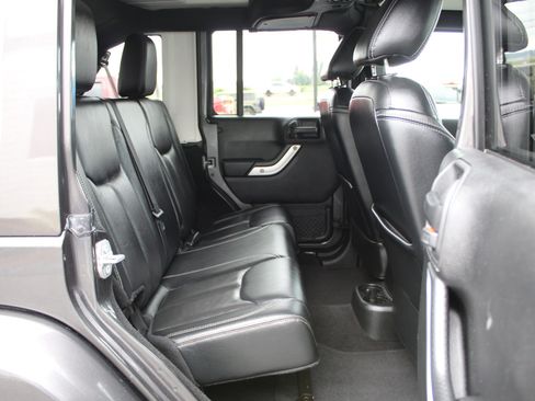 Used 2016 Jeep Wrangler Unlimited Sahara w/ Connectivity Group AWD/4WD image 22