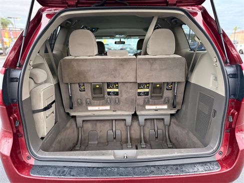 Used 2015 Toyota Sienna LE image 6