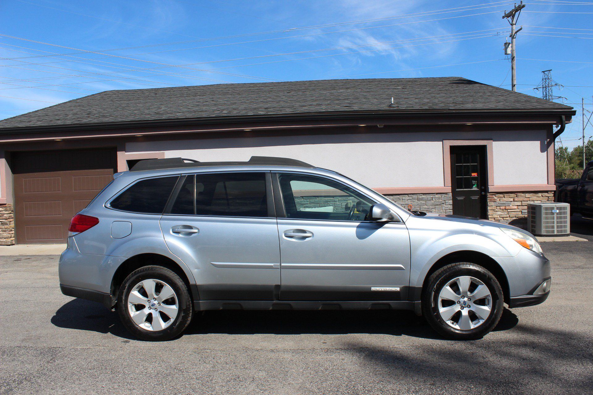 Used 2012 Subaru Outback 2.5i Limited w/ Moonroof Pkg AWD/4WD image 3