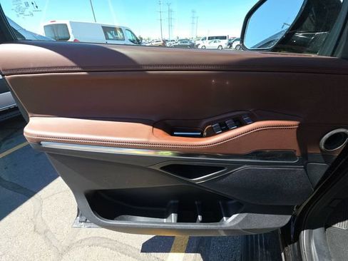 Used 2025 Lincoln Navigator Reserve AWD/4WD image 7