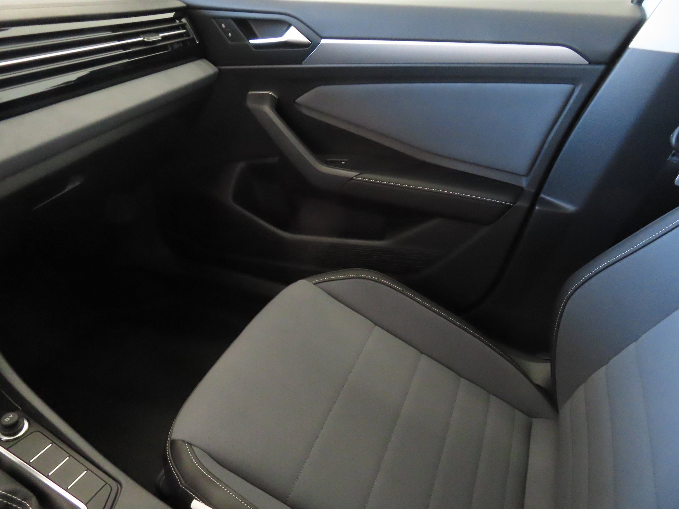 Used 2026 Volkswagen Jetta SE FWD image 19