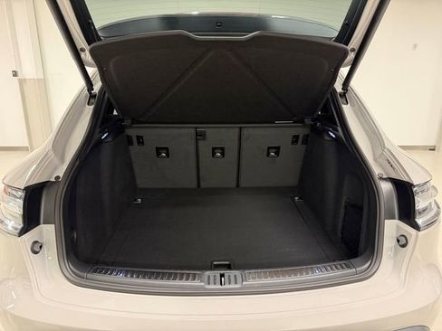 Certified 2026 Porsche Macan AWD/4WD image 34