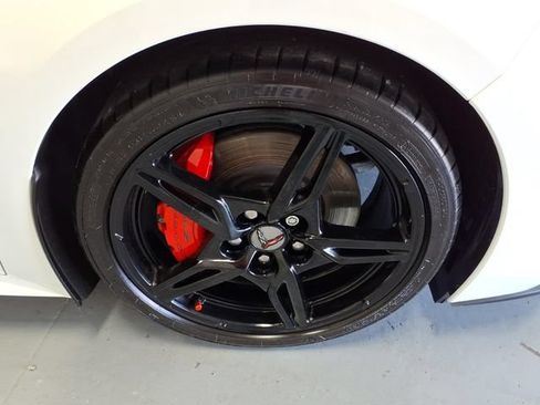 Used 2021 Chevrolet Corvette Stingray Coupe w/ Z51 Performance Package RWD image 9