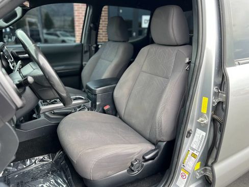 Used 2018 Toyota Tacoma TRD Off-Road AWD/4WD image 19