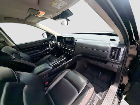 Used 2024 Nissan Pathfinder SL w/ Black Appearance Package FWD image 30