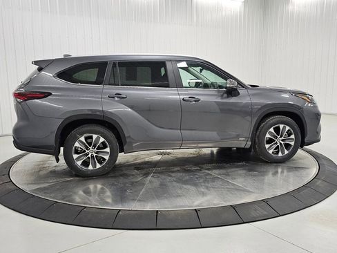 Used 2024 Toyota Highlander XLE AWD/4WD image 6