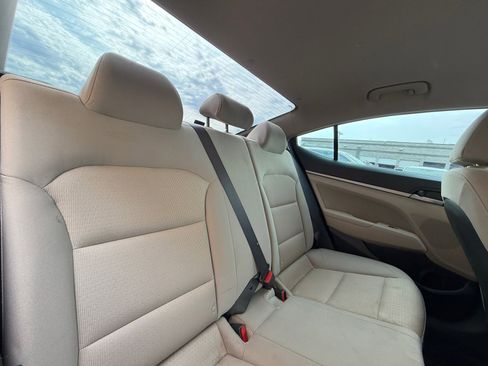 Used 2017 Hyundai Elantra SE image 18