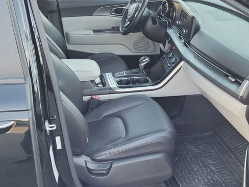 Used 2022 Kia Carnival LX image 15
