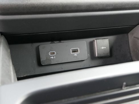 Used 2024 Land Rover Defender 130 X-Dynamic SE AWD/4WD image 21