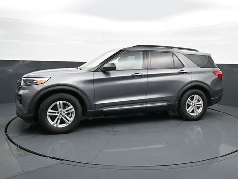 Used 2021 Ford Explorer XLT RWD image 4