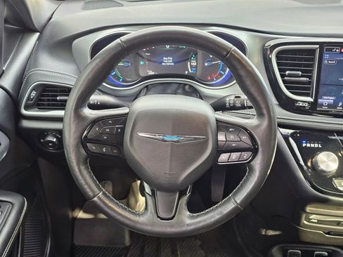 Used 2021 Chrysler Pacifica Touring-L w/ Uconnect Theater Family Group image 16