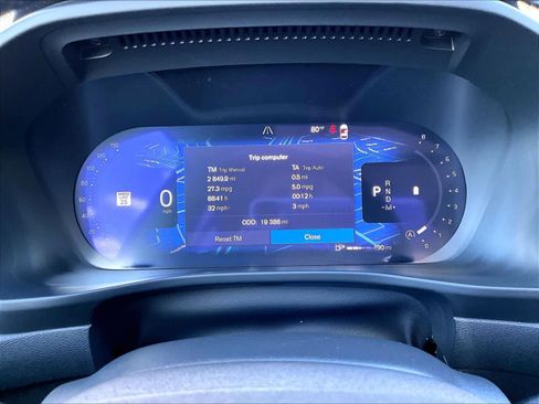 Used 2025 Volvo XC40 B5 Plus image 23