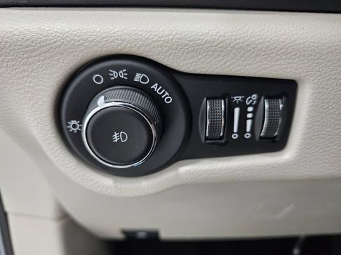 Used 2023 Chrysler Pacifica Touring-L image 31