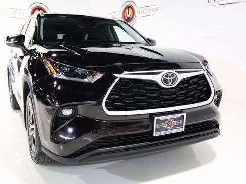 Used 2021 Toyota Highlander XLE image 9