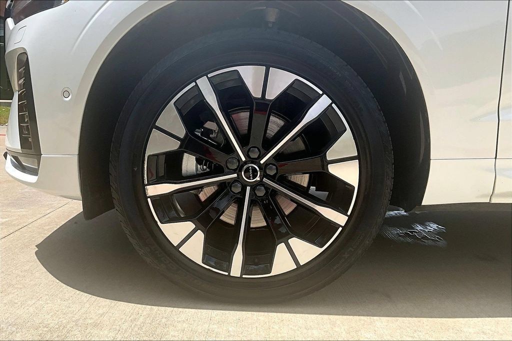 Certified 2026 Volvo XC60 B5 Plus AWD/4WD image 11
