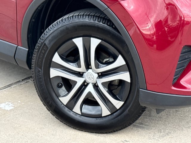 Used 2018 Toyota RAV4 LE FWD image 2