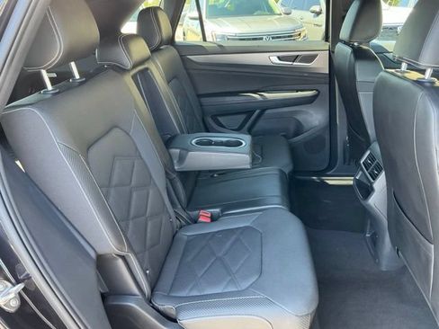 Certified 2024 Volkswagen Atlas Cross Sport SE FWD image 18