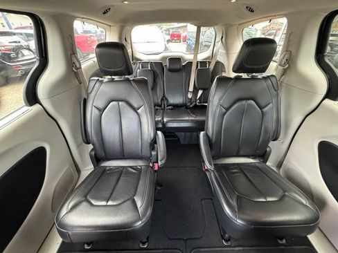 Used 2022 Chrysler Pacifica Touring-L FWD image 15